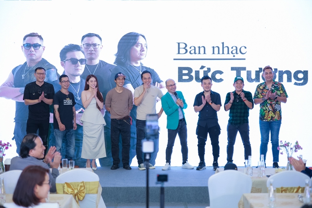 Ban nhạc Bức Tường ra MV mới, lần hiếm hoi rock kết hợp cùng rap - Ảnh 1.