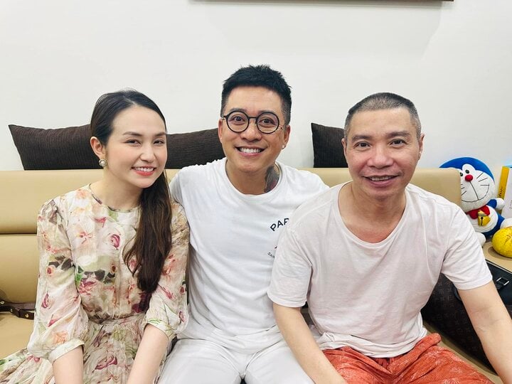 Vợ chồng Tuấn Hưng sang thăm, NSND Công Lý xúc động nói: Bao năm vẫn yêu thương - Ảnh 1.