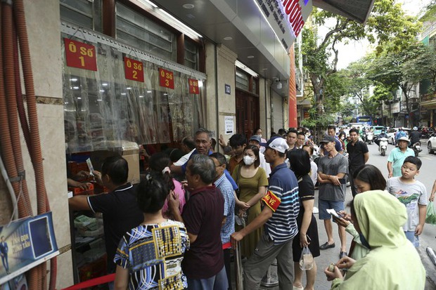  Hà Nội: Đi hơn 10km, xếp hàng chờ cả tiếng đồng hồ để mua bánh Trung thu - Ảnh 12.