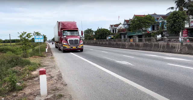 Nữ tài xế lái xe đầu kéo, thay chồng cầm vô lăng chinh phục hàng nghìn km chặng Bắc - Nam - Ảnh 3.