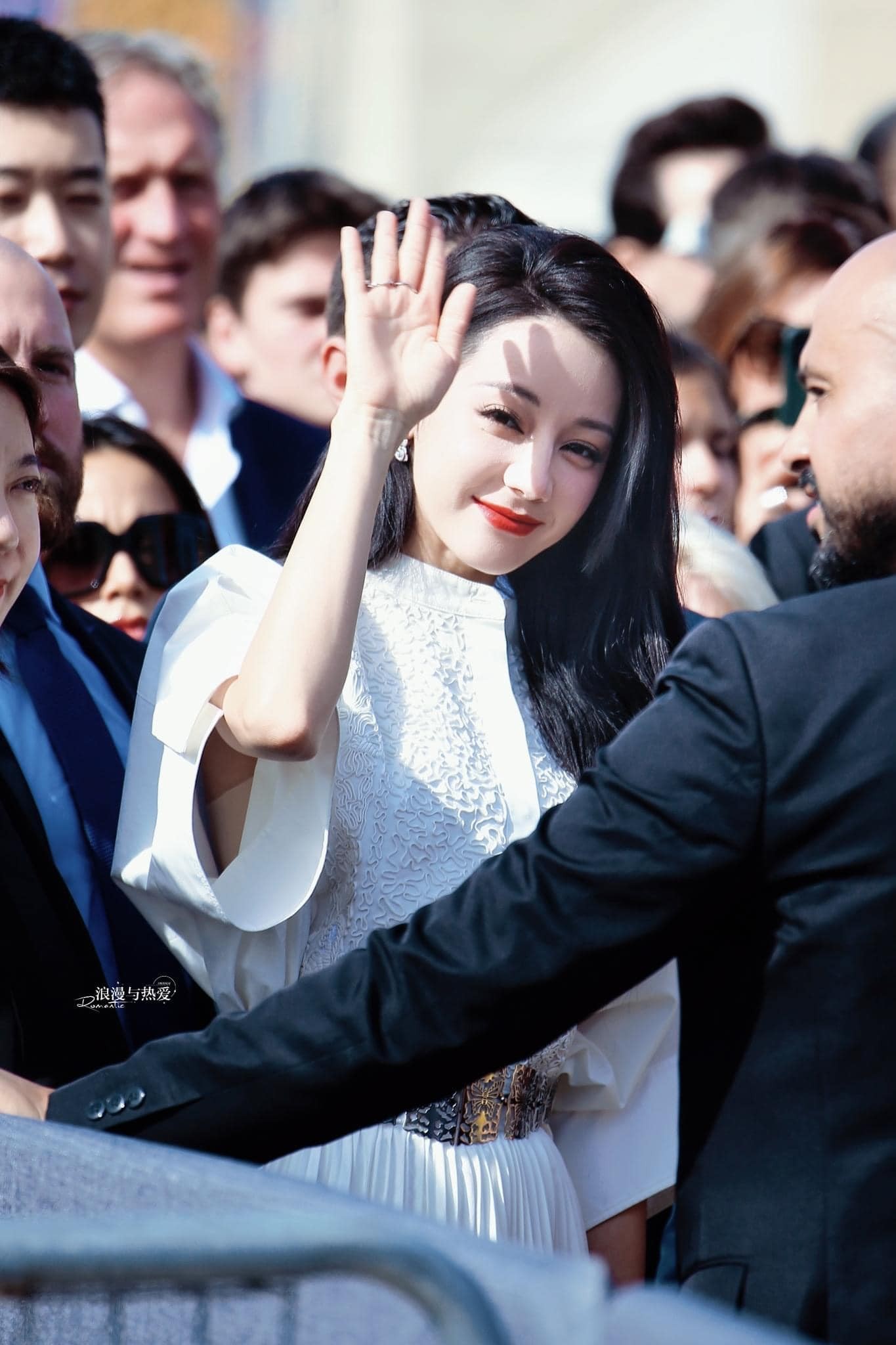 Ảnh không qua chỉnh sửa gây tranh luận giữa Jisoo (BlackPink) và Địch Lệ Nhiệt Ba - Ảnh 16. Ảnh không qua chỉnh sửa gây tranh luận giữa Jisoo (BlackPink) và Địch Lệ Nhiệt Ba - Ảnh 16.