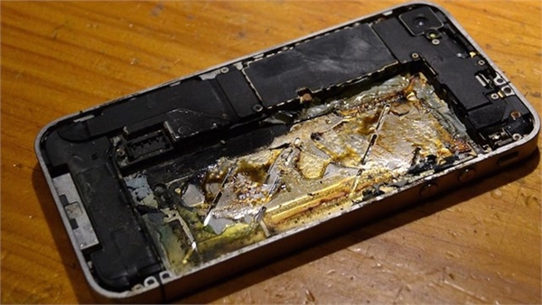 Quên kính sau giòn và khung titan dễ bám bẩn đi, iPhone 15 Pro ẩn chứa một vấn đề thực sự nguy hiểm? - Ảnh 6.