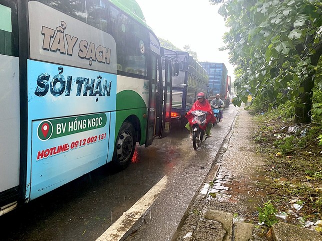 Sau trận mưa lớn, đại lộ Thăng Long ngập như sông, ùn tắc giao thông nhiều km - Ảnh 13.