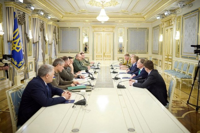 Tân Bộ trưởng Quốc phòng Anh bất ngờ thăm Ukraine - Ảnh 2.