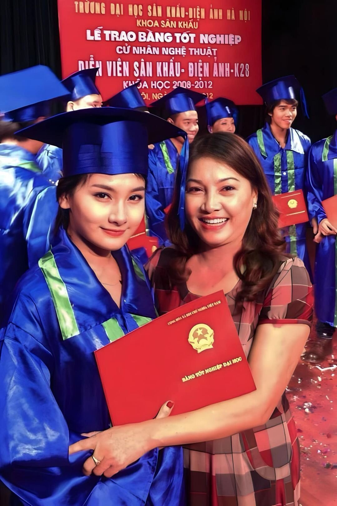 Sao Việt 29/9: Lý Hải đón tuổi 55 bên vợ con, Bảo Thanh khoe ảnh thời sinh viên - Ảnh 3.