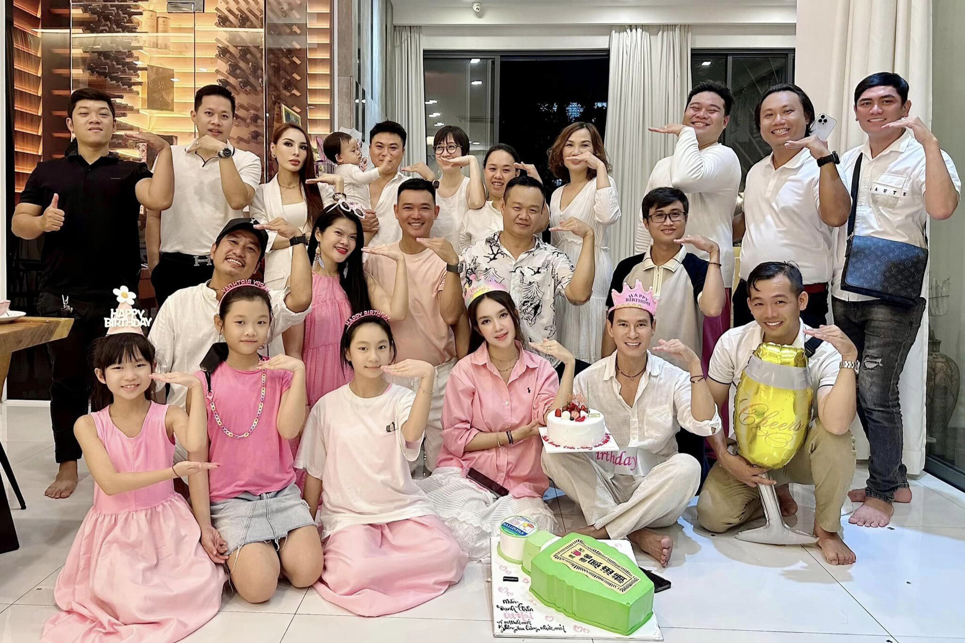 Sao Việt 29/9: Lý Hải đón tuổi 55 bên vợ con, Bảo Thanh khoe ảnh thời sinh viên - Ảnh 2.