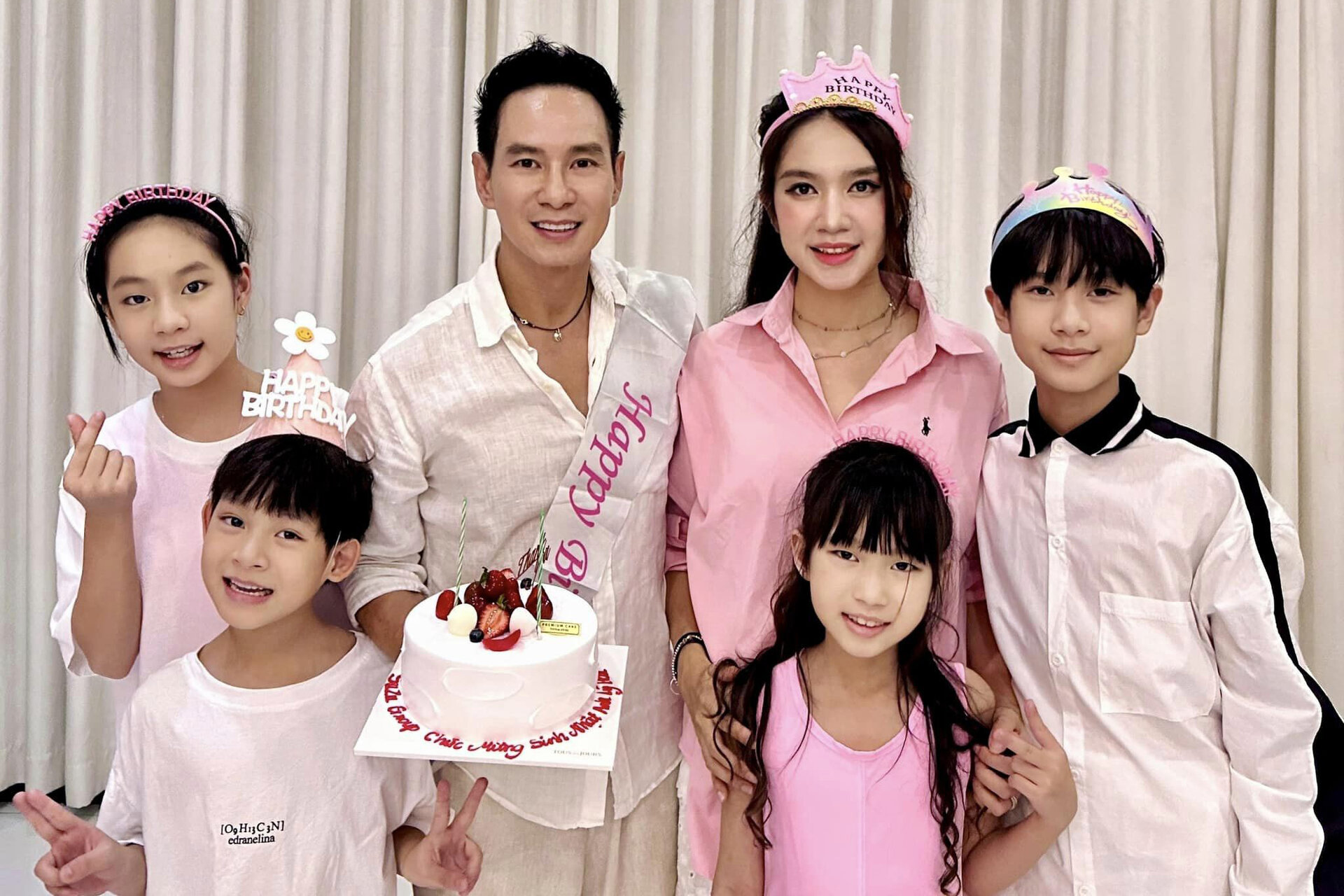 Sao Việt 29/9: Lý Hải đón tuổi 55 bên vợ con, Bảo Thanh khoe ảnh thời sinh viên - Ảnh 1.