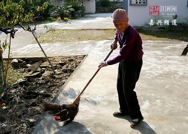 Cụ bà 104 tuổi nhưng ra đồng làm ruộng như người trẻ: Bí quyết không phải tập thể dục mà nhờ 3 thói quen này - Ảnh 2.