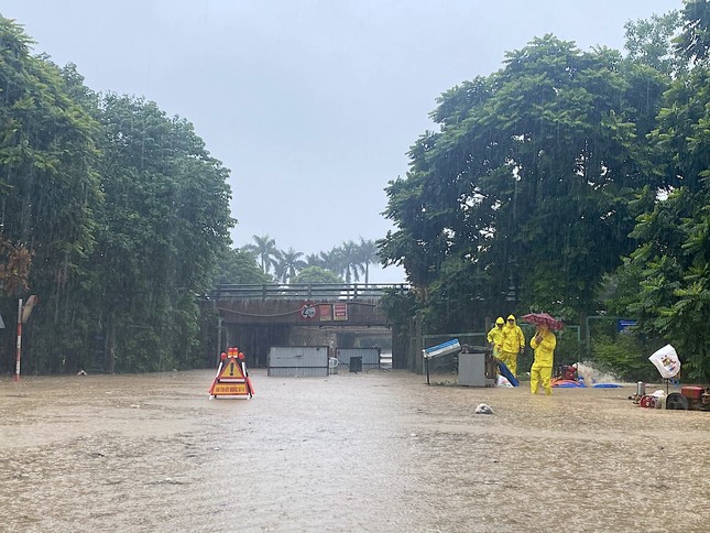 Sau trận mưa lớn, đại lộ Thăng Long ngập như sông, ùn tắc giao thông nhiều km - Ảnh 12.