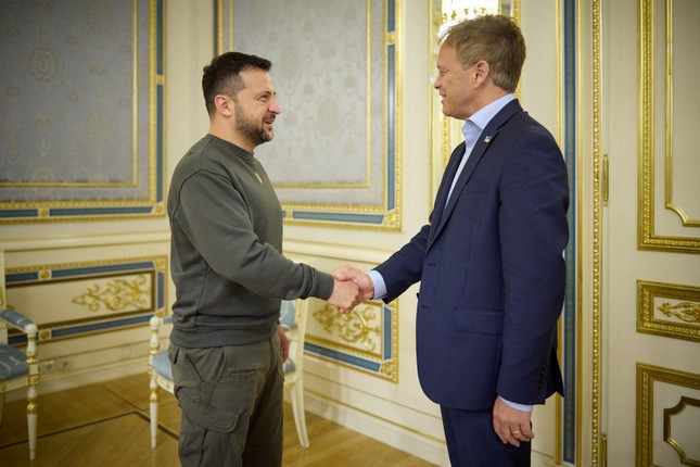 Tân Bộ trưởng Quốc phòng Anh bất ngờ thăm Ukraine - Ảnh 1.