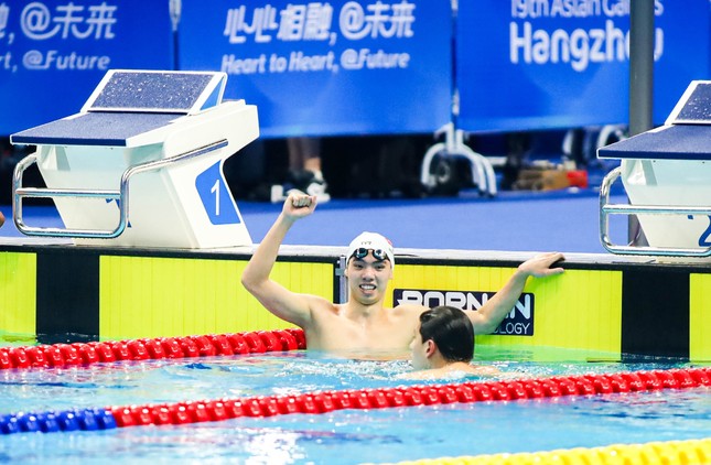 Huy Hoàng đoạt HCĐ 800m tự do, giành vé dự Olympic Paris 2024 - Ảnh 1.