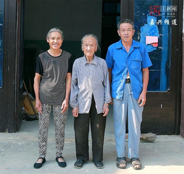 Cụ bà 104 tuổi nhưng ra đồng làm ruộng như người trẻ: Bí quyết không phải tập thể dục mà nhờ 3 thói quen này - Ảnh 1.