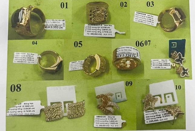 Công an truy tìm số trang sức bị cướp tiệm vàng ở Khánh Hòa - Ảnh 1.