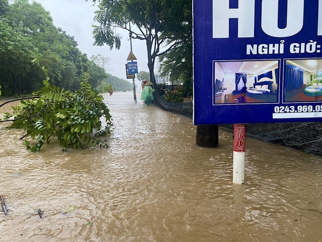 Sau trận mưa lớn, đại lộ Thăng Long ngập như sông, ùn tắc giao thông nhiều km - Ảnh 10.