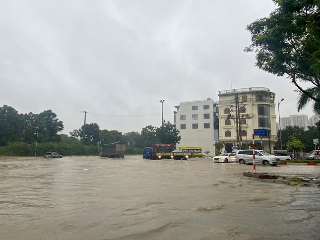 Sau trận mưa lớn, đại lộ Thăng Long ngập như sông, ùn tắc giao thông nhiều km - Ảnh 8.
