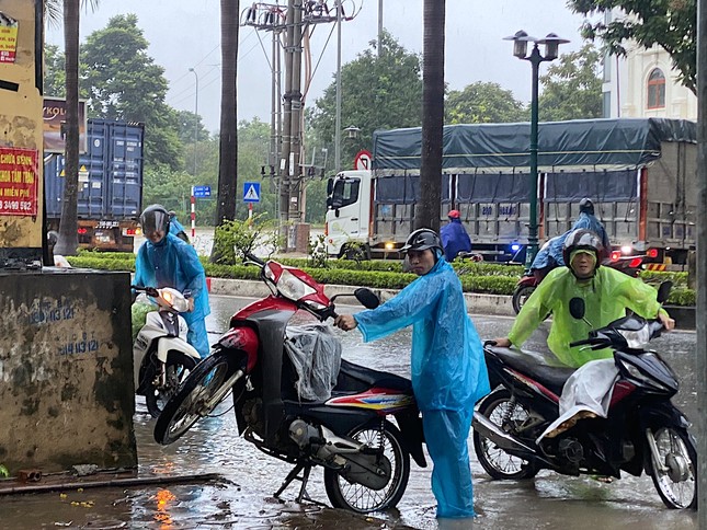 Sau trận mưa lớn, đại lộ Thăng Long ngập như sông, ùn tắc giao thông nhiều km - Ảnh 6.