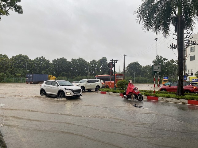 Sau trận mưa lớn, đại lộ Thăng Long ngập như sông, ùn tắc giao thông nhiều km - Ảnh 5.