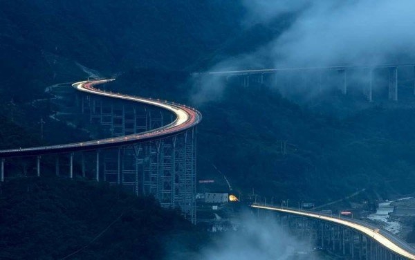 “Thiên lộ trên mây” tốn hơn 80.000 tỷ đồng ở Trung Quốc: Dài 240km, mất 5 năm để xây dựng, tựa rồng uốn lượn qua núi - Ảnh 8.