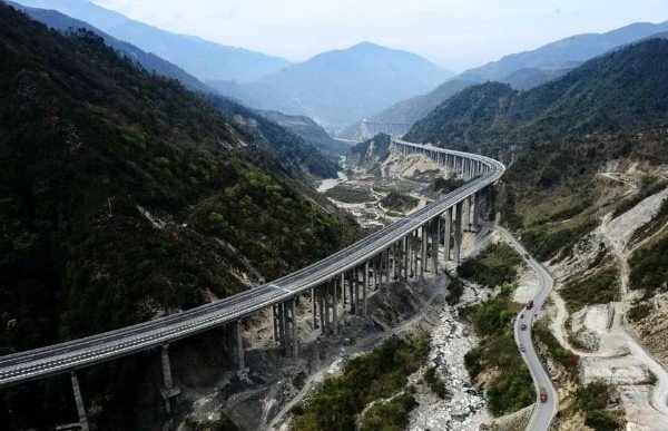 “Thiên lộ trên mây” tốn hơn 80.000 tỷ đồng ở Trung Quốc: Dài 240km, mất 5 năm để xây dựng, tựa rồng uốn lượn qua núi - Ảnh 6.
