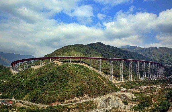 “Thiên lộ trên mây” tốn hơn 80.000 tỷ đồng ở Trung Quốc: Dài 240km, mất 5 năm để xây dựng, tựa rồng uốn lượn qua núi - Ảnh 4.