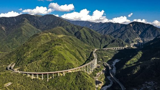 “Thiên lộ trên mây” tốn hơn 80.000 tỷ đồng ở Trung Quốc: Dài 240km, mất 5 năm để xây dựng, tựa rồng uốn lượn qua núi - Ảnh 3.