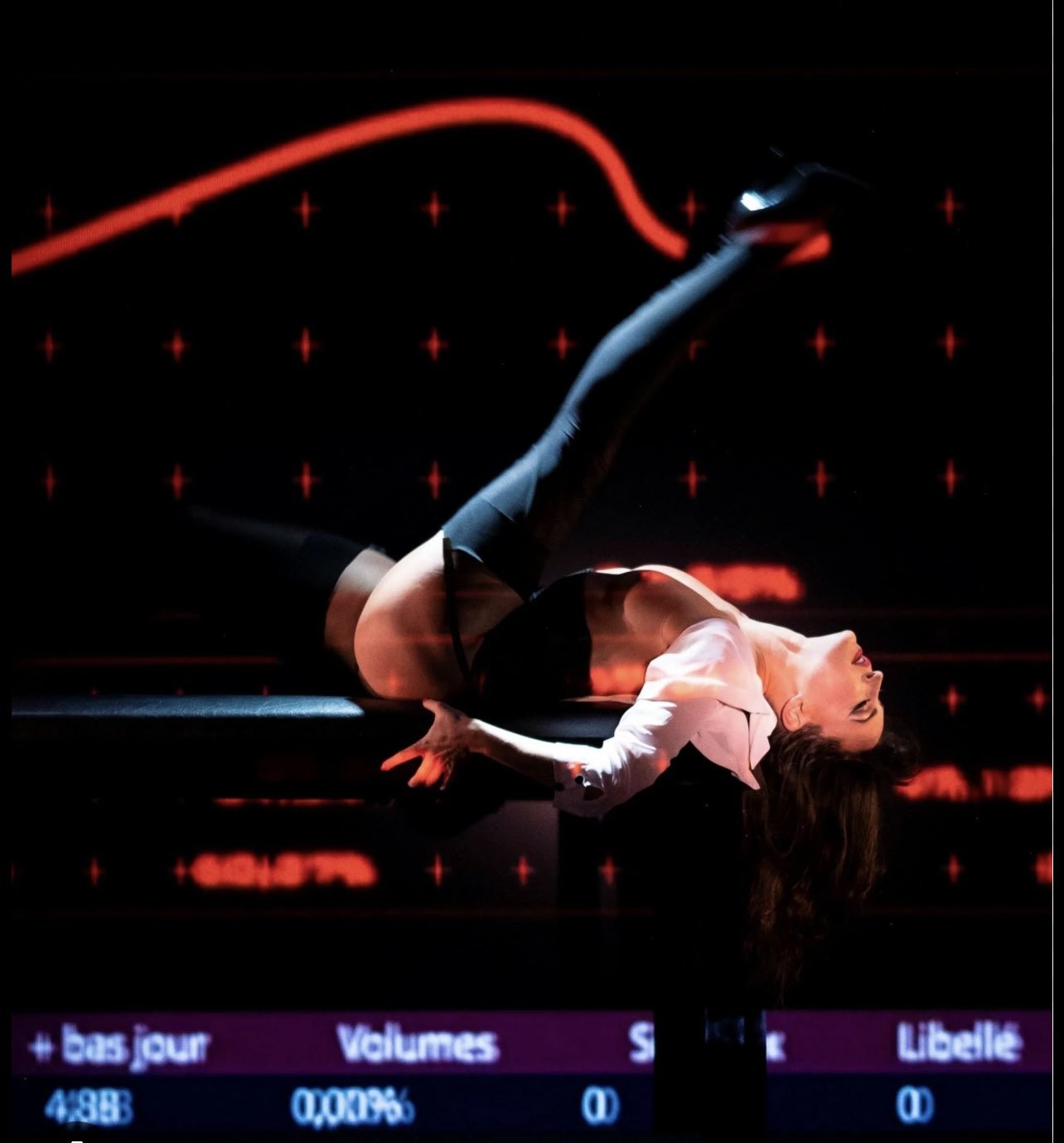 Lisa (BlackPink) cởi đồ, ném quần áo vào khán giả ở hộp đêm - Ảnh 3.