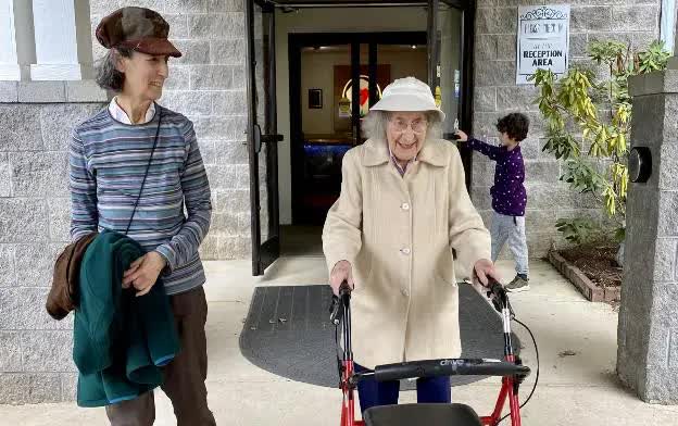 Cụ bà 107 tuổi có bí quyết sống lâu và cực hạnh phúc: Hết mình đi, đừng chờ ước mơ thành hiện thực - Ảnh 2.