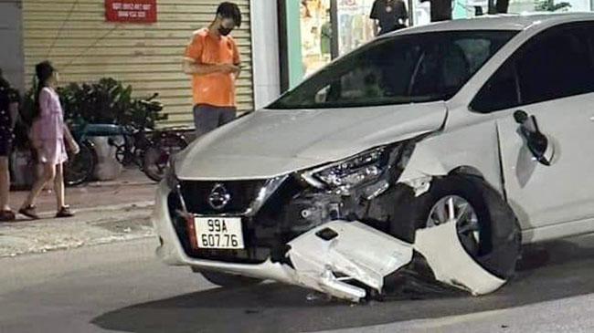 Ảnh TNGT: Nissan Almera đen đủi bị thanh niên đi xe máy tông vỡ đầu xe - Ảnh 2.