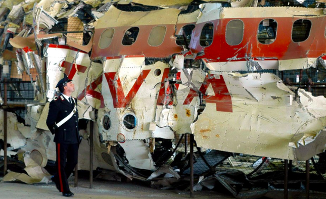 Cựu thủ tướng Ý cáo buộc tên lửa Pháp bắn nhầm máy bay chở 81 người khi cố ám sát lãnh đạo Libya - Ảnh 2.