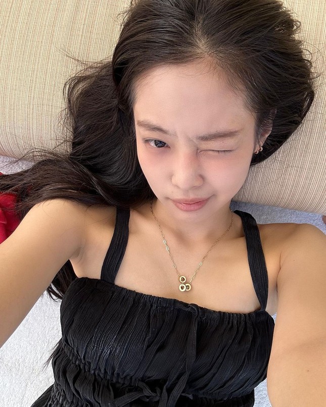Jennie bị netizen Trung tấn công khi đăng ảnh trắng đen, bộ đồ “lạc quẻ”  với caption
