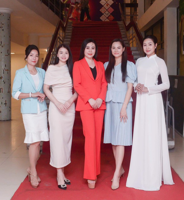 Hoa hậu Phan Kim Oanh và top 5 Mrs Grand Vietnam trao quà trung thu cho các em nhỏ tại Hà Nội - Ảnh 5.