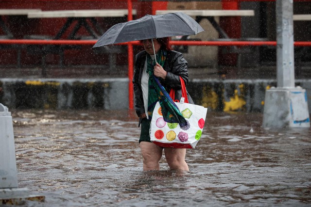 Chùm ảnh: New York hoa lệ ngập thành sông, tạo nên cảnh tượng chưa từng thấy sau trận mưa lịch sử - Ảnh 1.