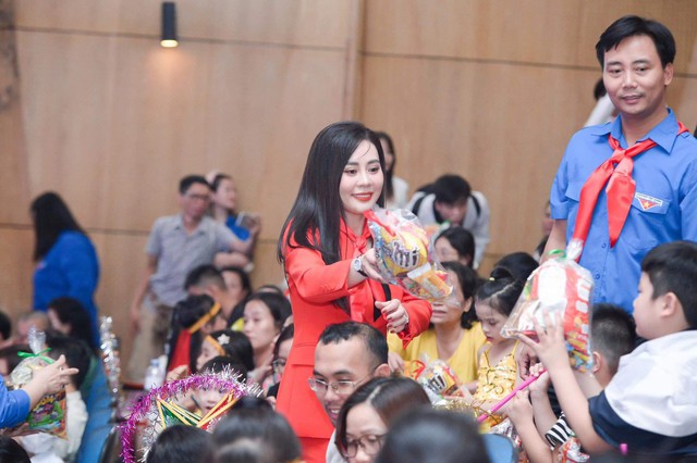 Hoa hậu Phan Kim Oanh và top 5 Mrs Grand Vietnam trao quà trung thu cho các em nhỏ tại Hà Nội - Ảnh 4.