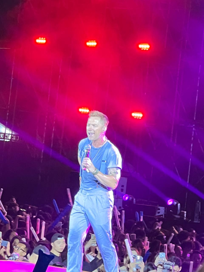 Ronan Keating chính thức xuất hiện ở HAY Fest: Loạt hit kinh điển làm khán giả xao xuyến, khoe body săn chắc ở tuổi 46! - Ảnh 2.