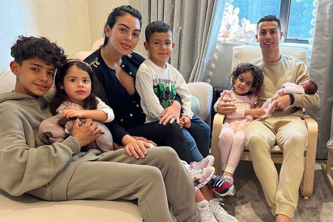 Vì sao Ronaldo cùng bạn gái vẫn chưa tổ chức đám cưới dù đã bên nhau 7 năm và có 2 con chung?  - Ảnh 2.