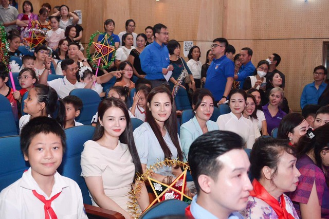 Hoa hậu Phan Kim Oanh và top 5 Mrs Grand Vietnam trao quà trung thu cho các em nhỏ tại Hà Nội - Ảnh 2.
