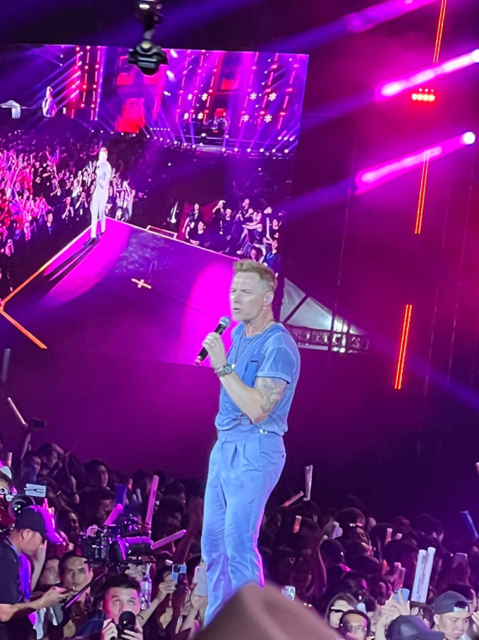 Ronan Keating chính thức xuất hiện ở HAY Fest: Loạt hit kinh điển làm khán giả xao xuyến, khoe body săn chắc ở tuổi 46! - Ảnh 1.