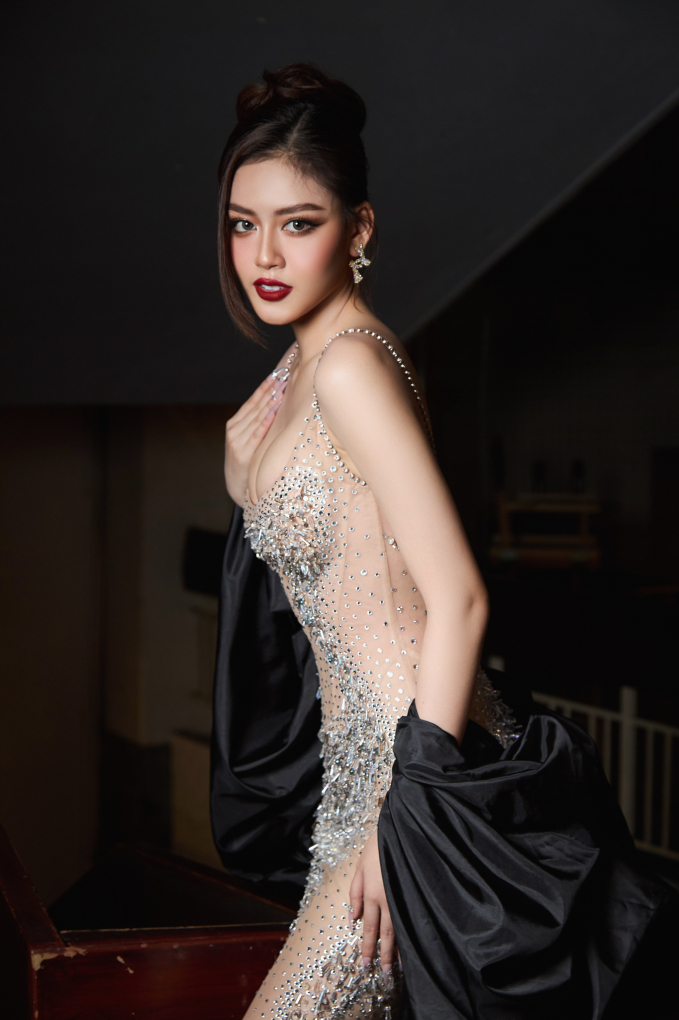 Á hậu Đặng Thanh Ngân nổi bật trên thảm đỏ, đọ sắc cùng Luma Russo - Miss Charm 2023 - Ảnh 2.