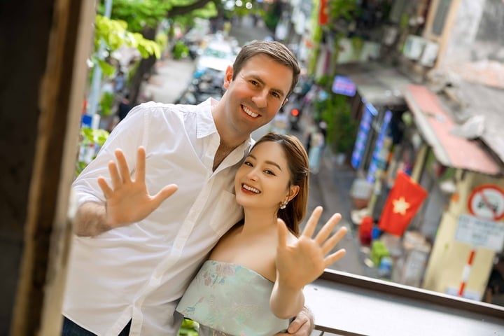 Diễn viên Lan Phương tình tứ dạo phố bên chồng Tây - Ảnh 9.