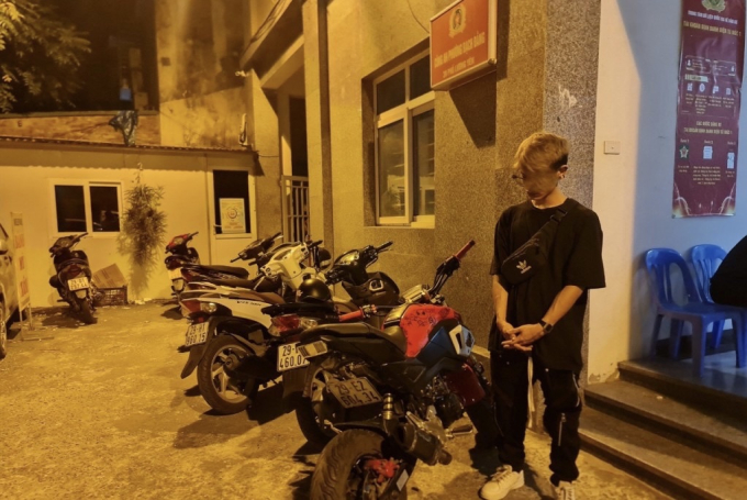 Nẹt pô, đánh võng quanh hồ bị 141 bắt, quái xế năn nỉ xin vì trót nghịch dại lần đầu - Ảnh 2. Nẹt pô, đánh võng quanh hồ bị 141 bắt, quái xế năn nỉ xin vì trót nghịch dại lần đầu - Ảnh 2.