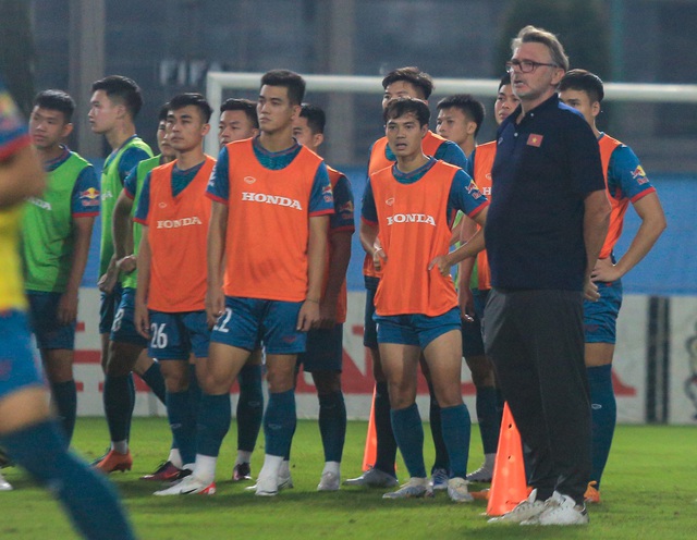 Văn To&agrave;n th&egrave;m n&oacute;i tiếng Việt, tập buổi đầu ti&ecirc;n với đội tuyển Việt Nam - Ảnh 8.