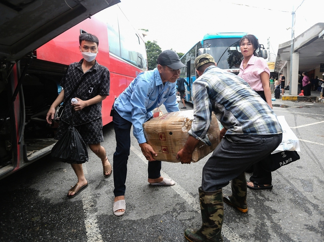  Hà Nội: Bến xe khách nhộn nhịp, người dân lỉnh kỉnh hành lý trở lại sau kì nghỉ lễ 2/9  - Ảnh 7.