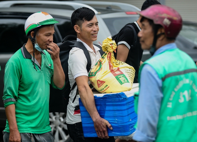  Hà Nội: Bến xe khách nhộn nhịp, người dân lỉnh kỉnh hành lý trở lại sau kì nghỉ lễ 2/9  - Ảnh 3.