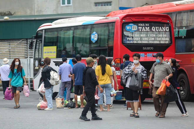  Hà Nội: Bến xe khách nhộn nhịp, người dân lỉnh kỉnh hành lý trở lại sau kì nghỉ lễ 2/9  - Ảnh 2.