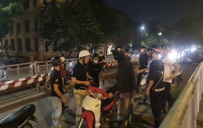 Nẹt pô, đánh võng quanh hồ bị 141 bắt, quái xế năn nỉ xin vì trót nghịch dại lần đầu - Ảnh 1. Nẹt pô, đánh võng quanh hồ bị 141 bắt, quái xế năn nỉ xin vì trót nghịch dại lần đầu - Ảnh 1.