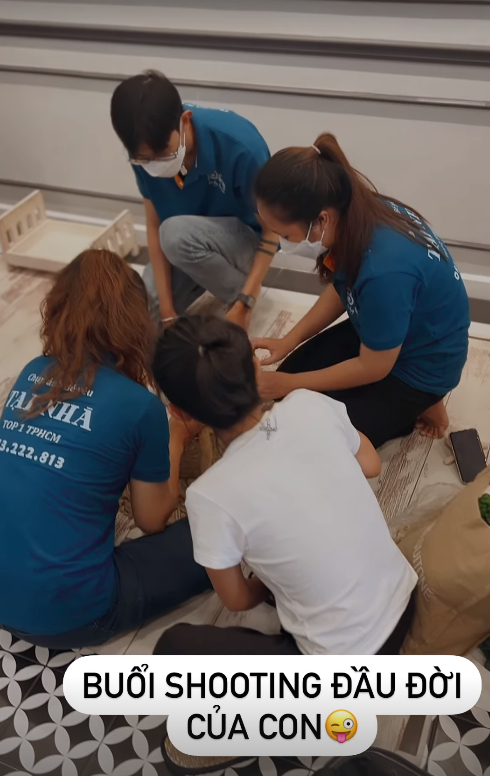 Qu&yacute; tử nh&agrave; Minh Hằng chưa đầy 1 th&aacute;ng tuổi đ&atilde; được mẹ cho l&agrave;m điều đặc biệt - Ảnh 1.