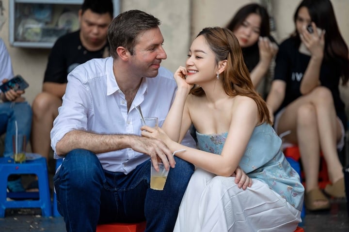 Diễn viên Lan Phương tình tứ dạo phố bên chồng Tây - Ảnh 7.