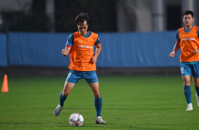 Văn To&agrave;n th&egrave;m n&oacute;i tiếng Việt, tập buổi đầu ti&ecirc;n với đội tuyển Việt Nam - Ảnh 6.