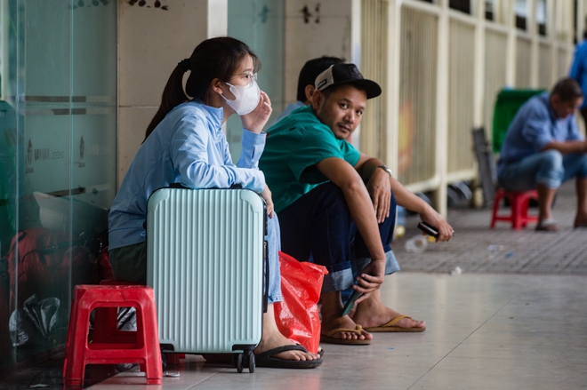  Hà Nội: Bến xe khách nhộn nhịp, người dân lỉnh kỉnh hành lý trở lại sau kì nghỉ lễ 2/9  - Ảnh 14.