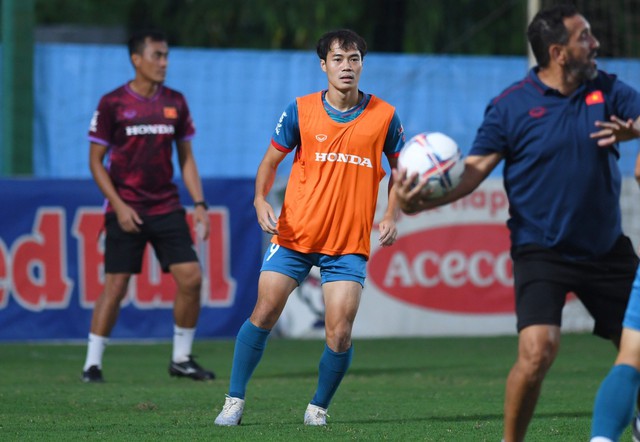 Văn To&agrave;n th&egrave;m n&oacute;i tiếng Việt, tập buổi đầu ti&ecirc;n với đội tuyển Việt Nam - Ảnh 5.